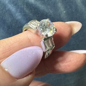 Dazzling Antique Silver Women's Ring with Crystal Accent